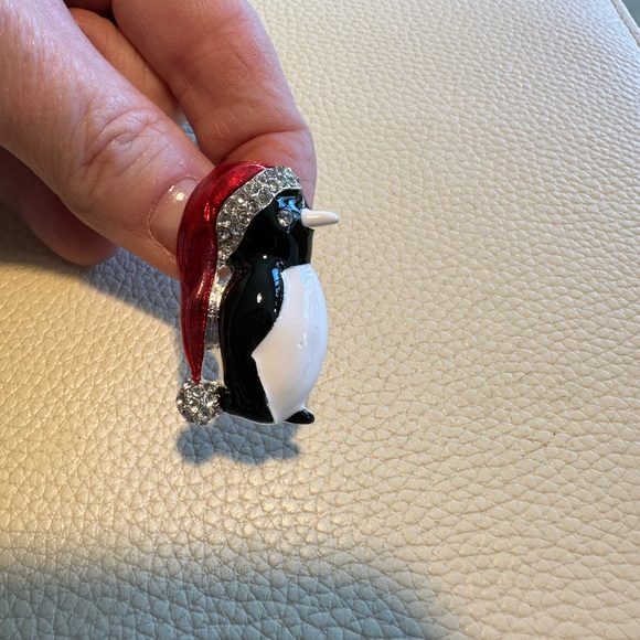 Crystal eye penguin Winter enamel pin Christmas ✨BRAND-NEW✨• Tarnish, Rust & Fad - Picture 2 of 5